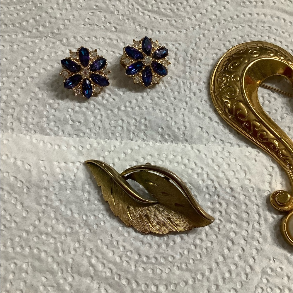 Vintage Avon, Jj, & Roman brand jewelry. Brooches and earrings. - Picture 3 of 6